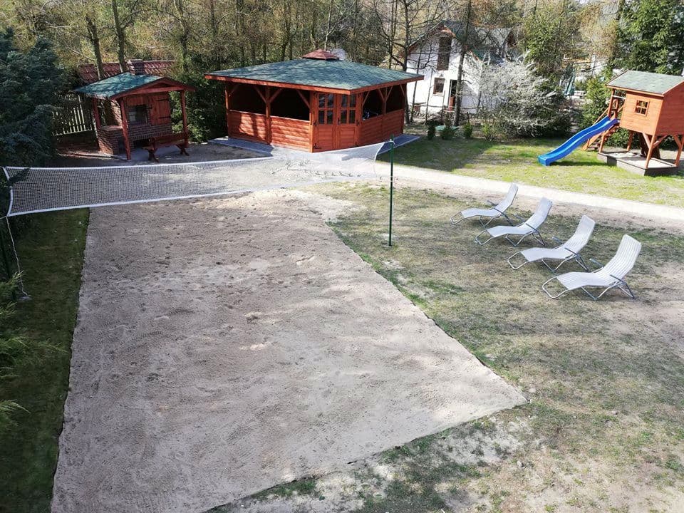 Boisko do siatkówki plażowej, leżaki i domki w Modrzewiowym Gaju